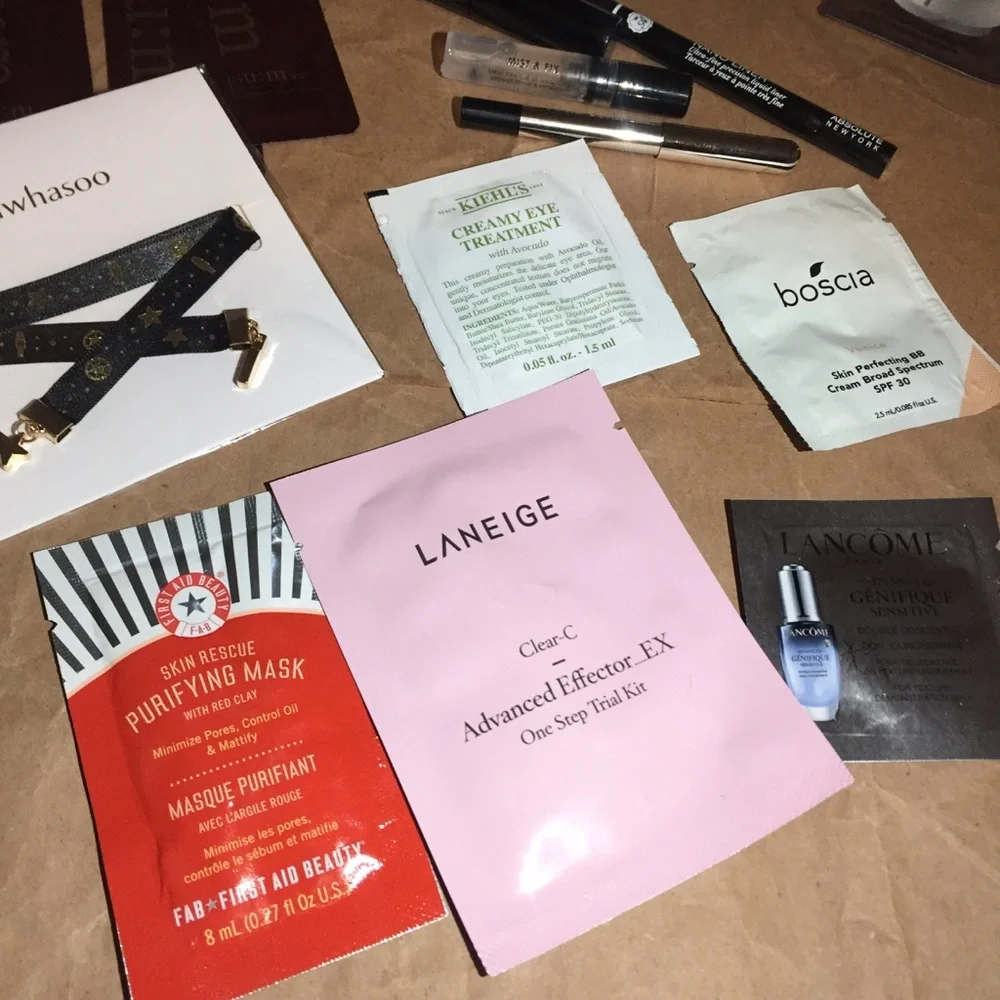 31 beauty samples & 2 cosmetic bags